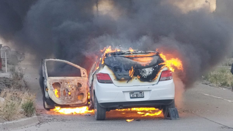 Le robaron el auto y horas más tarde lo encontró prendido fuego