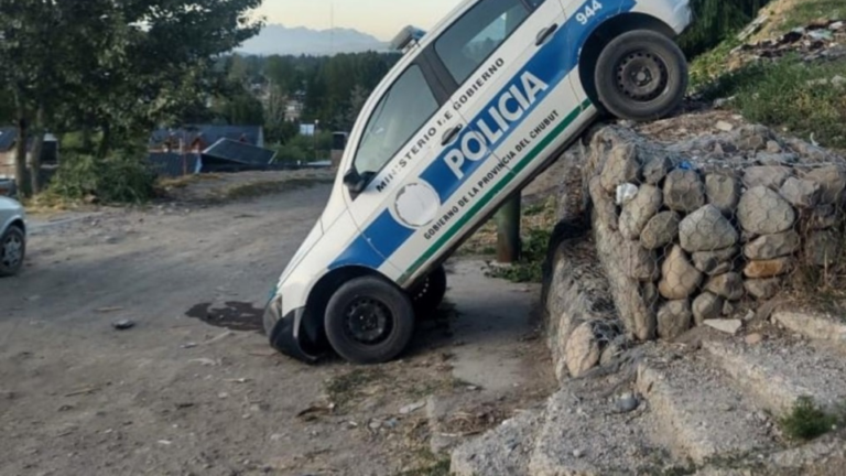 Se le saltó el cambio y acabó cayendo por un gavión de rocas