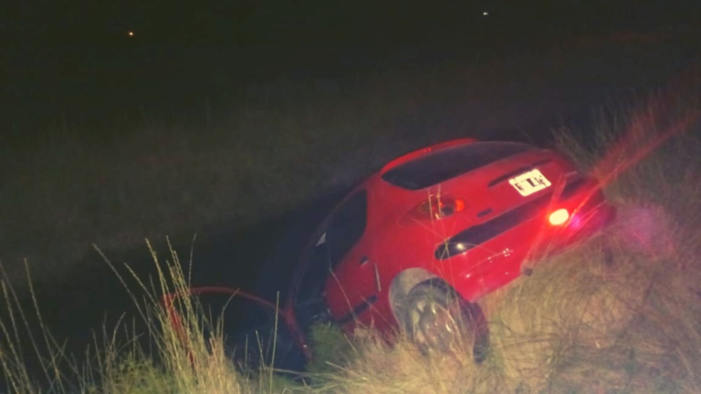 Evitó un choque frontal y terminó cayendo por un canal