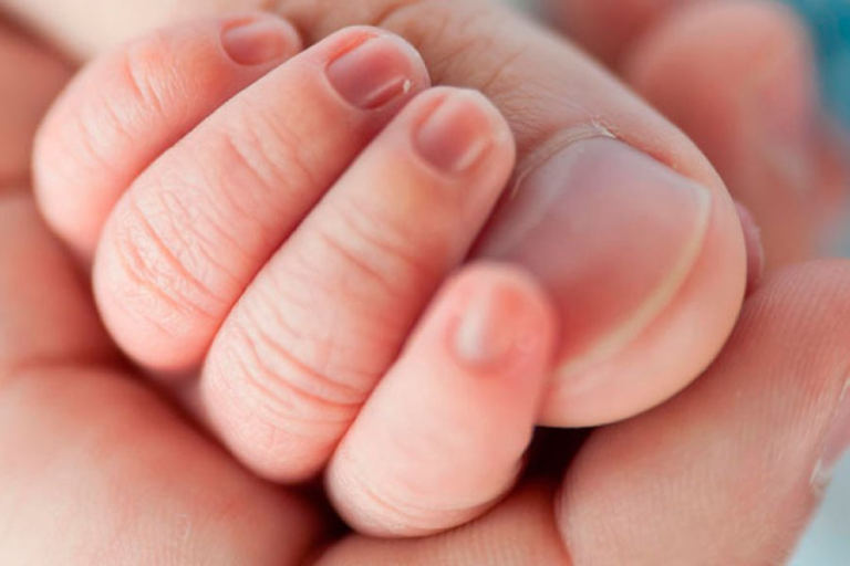 Fue detenida alcoholizada y con su beba recién nacida en brazos