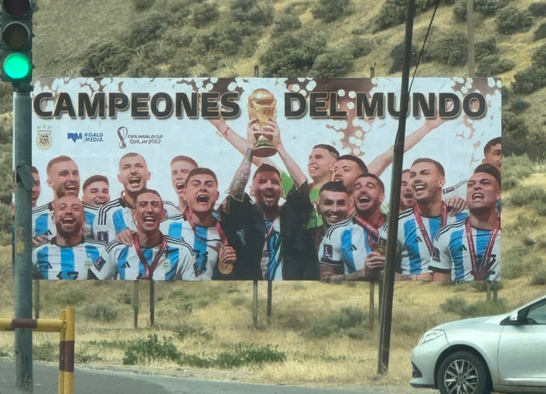 Comodoro homenajea con un cartel a la “Scaloneta” en la entrada de la ciudad