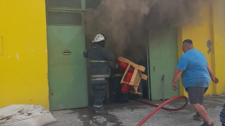 Se incendió la mueblería de REMAR en la Av. Rivadavia