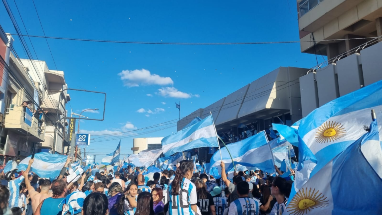 Una multitud se acercó al centro a festejar el triunfo de la Selección