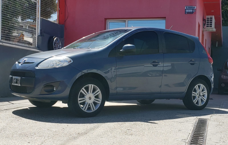 Dejó un auto estacionado afuera y se lo robaron a plena luz del día