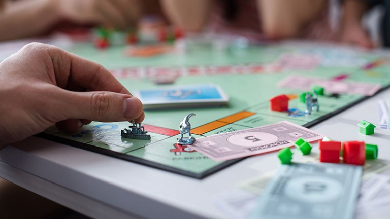 Perdió en un juego de mesa, se enojó y le disparó a su familia