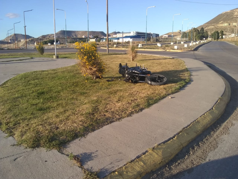 Iba borracho, esquivó un control y sus ocupantes cayeron de la moto