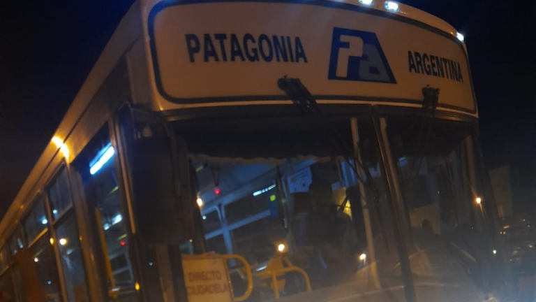 Agredieron a un chófer y le rompieron uno de los cristales del colectivo