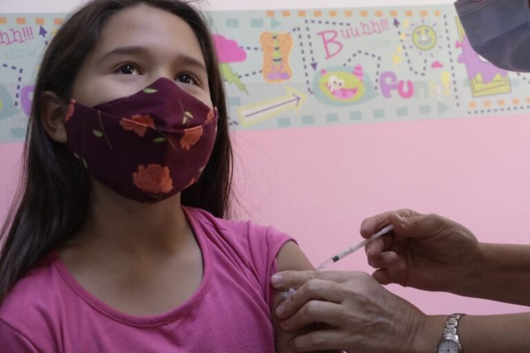Convocan a aplicar la dosis de refuerzo de COVID-19 en niños, niñas y adolescentes
