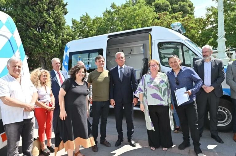 Entrega de ambulancias y obras para el Hospital Regional