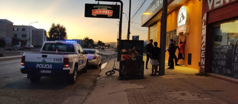 A punta de cuchillo robó a dos adolescentes