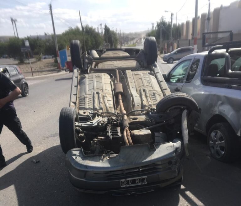 Volcó y chocó dos automóviles estacionados