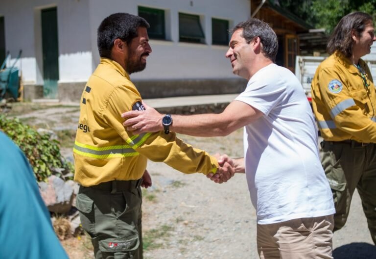 Luque visitó Lago Puelo y ponderó a quienes trabajan para cuidar las áreas naturales