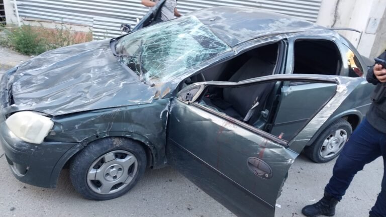 Cayó de un muro de contención, impactó contra una vivienda y terminó inconsciente