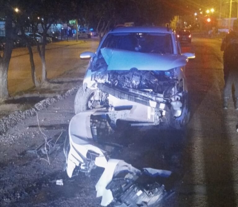 Chocaron contra un árbol y fueron trasladados al Hospital
