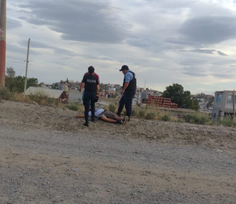 Tomó de más y se quedó dormido en la calle