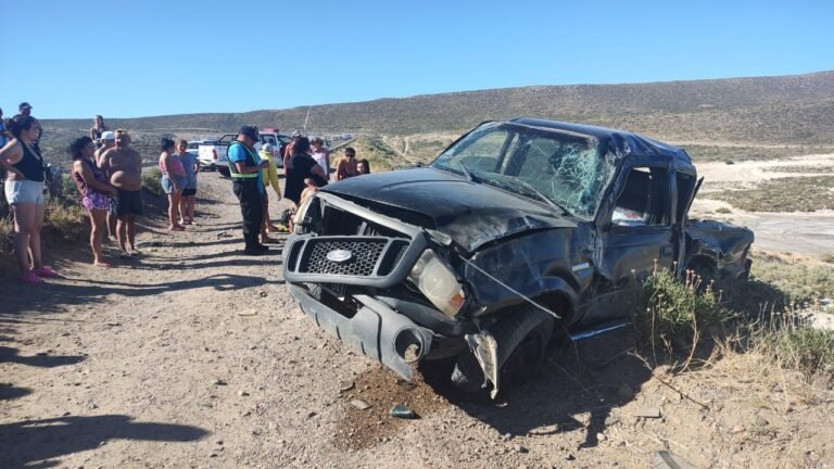 Chocó contra un camión y volcó