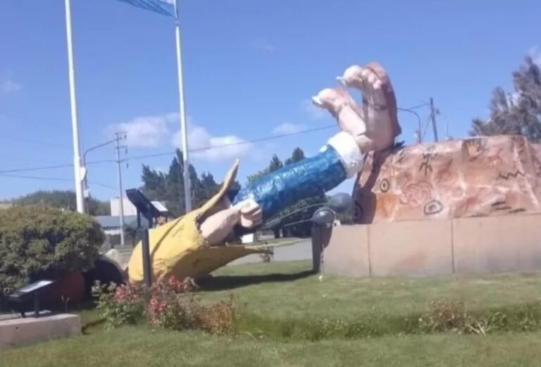 Las fuertes ráfagas de viento tiraron una estatua de 8 metros