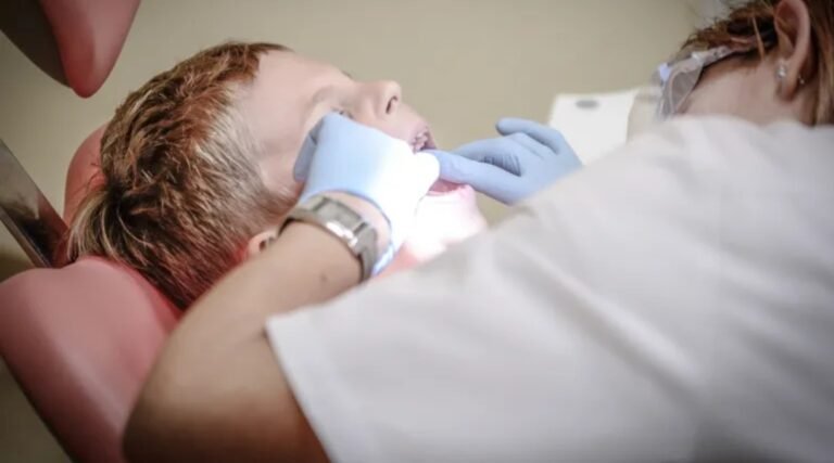 Un nene de 7 años murió después de que una dentista le aplicó anestesia