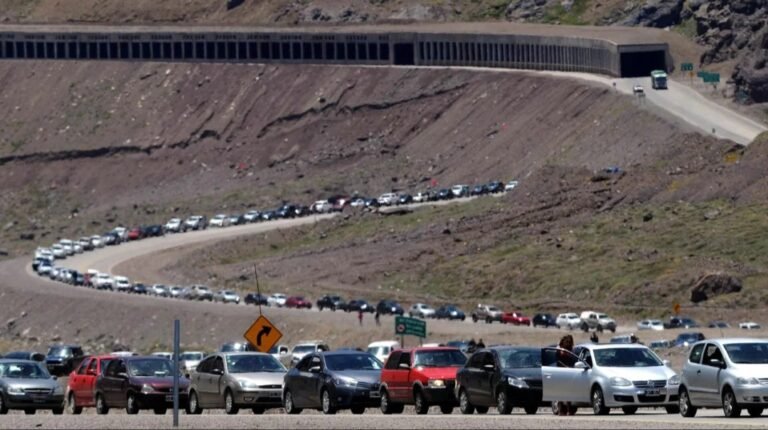 Miles de argentinos cruzan a Chile para conseguir neumáticos