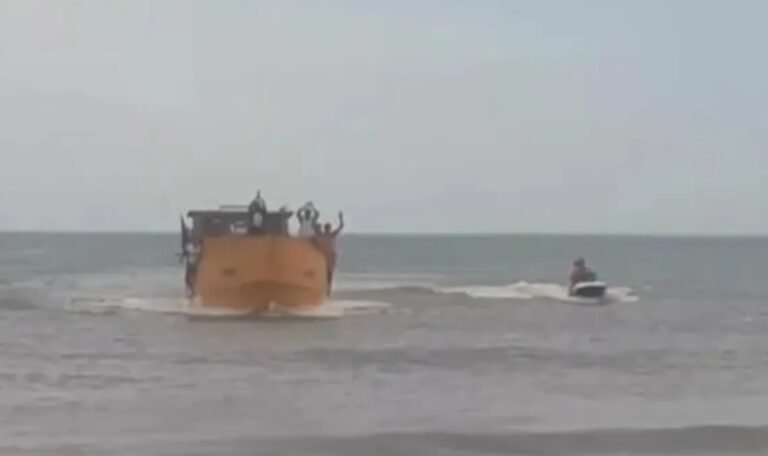 A dos turistas se les dio vuelta el kayak, estuvieron 26 horas perdidos en el mar y pudieron ser rescatados