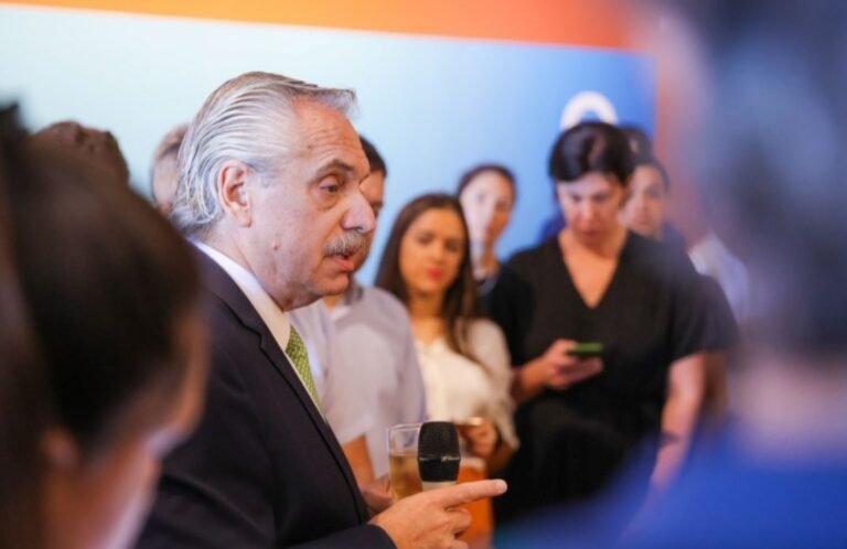 Insultos y gritos: el incómodo momento de Alberto Fernández en su paso por Miramar