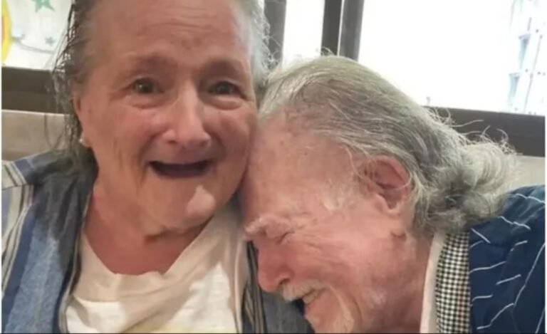 Ella perdió la memoria hace 15 años, pero su marido trata de conquistarla todos los días