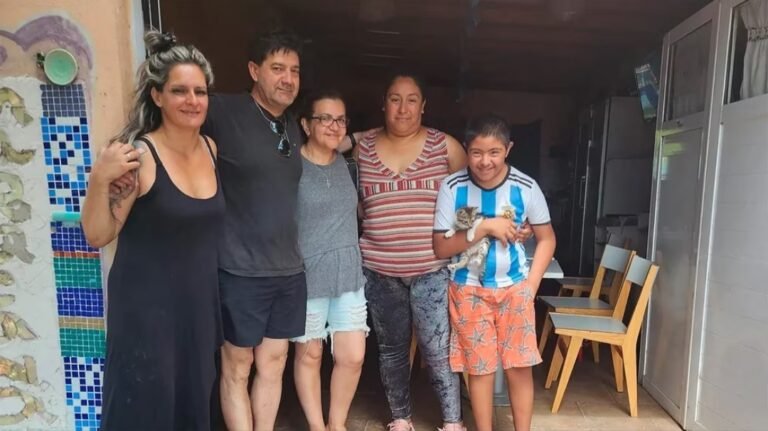 Ayudar en medio del dolor: los padres de Fernando Báez Sosa repartieron las donaciones recibidas