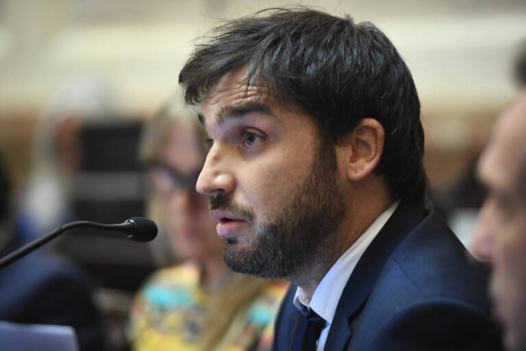 Torres a Luque: “aunque cambies el color en tus redes, sos parte del gobierno responsable de la tragedia educativa en Chubut”