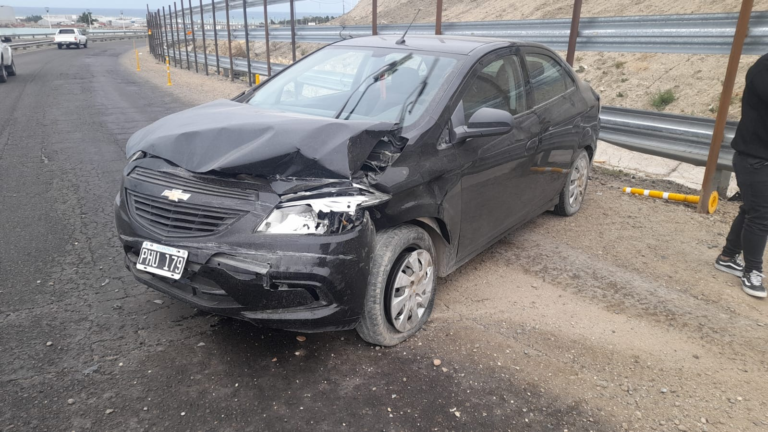 Derrapo y chocó contra un guardarrail en la curva del Cerro Chenque