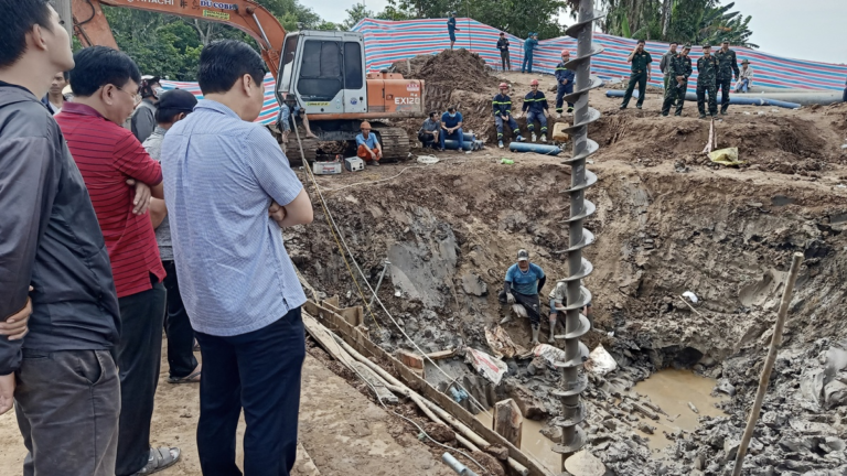 Rescate contrarreloj: un niño cayó a un pozo de 35 metros de profundidad