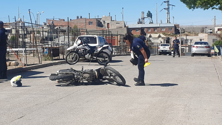 Un motociclista casi colisiona contra un auto, se cayó y terminó herido