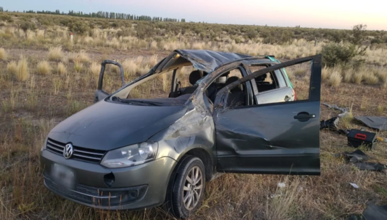 Se le rompió una cubierta en plena ruta, perdió el control y volcó