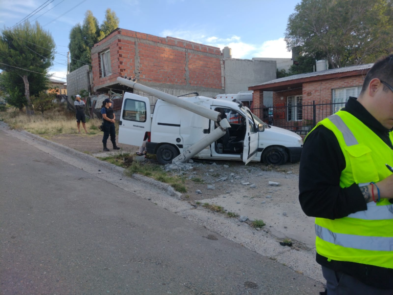 Conducía ebrio con una persona colgada en la ventana: chocó contra un poste