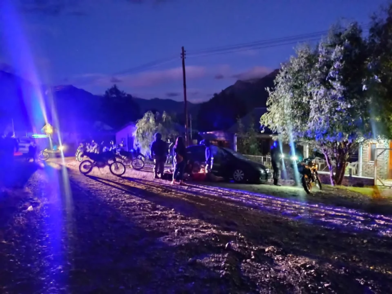 Estaban ebrios, le pegaron a los policías y los amenazaron con una navaja