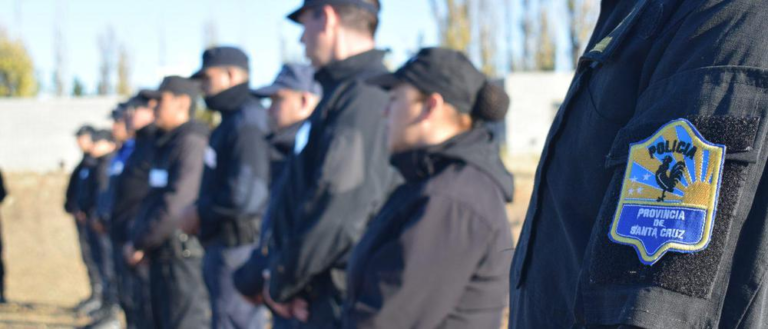 Separan a efectivos de la Policía por arrojar gas a nuevos agentes