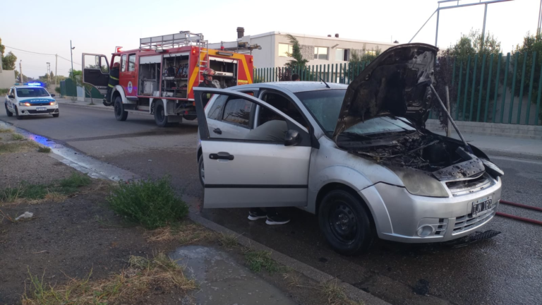 Se le incendió el auto en plena calle tras un desperfecto mecánico