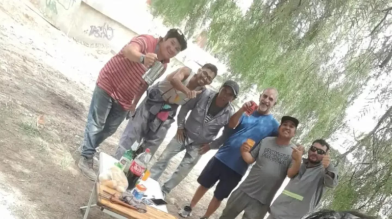 Perdió su billetera y les regaló un asado a los obreros que la encontraron