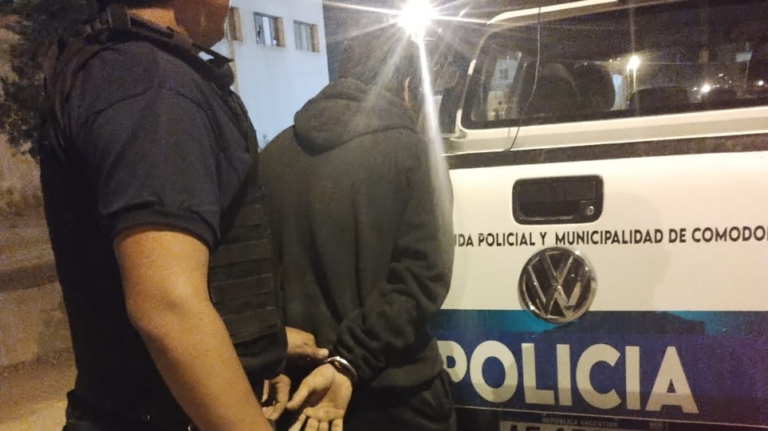 Lo sorprendieron robando neumáticos y fue detenido