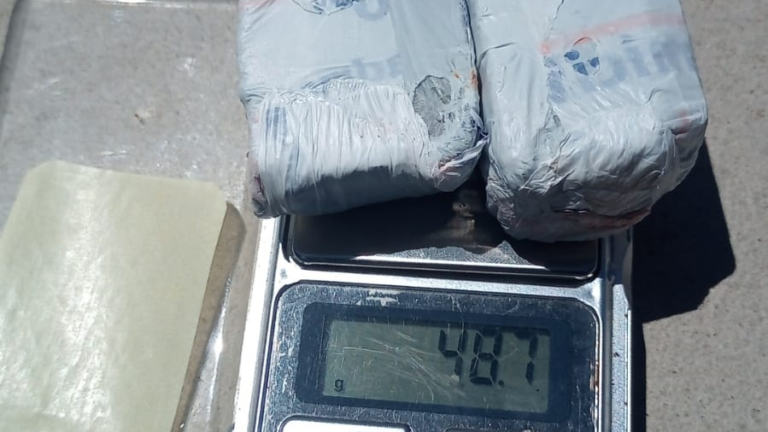 Llevaba paquetes de marihuana, intentó escapar y lo capturaron