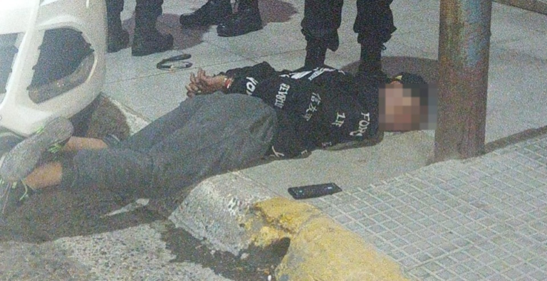 “Esta bien, ya perdí”: le hallaron un arma y drogas luego que intentara fugarse