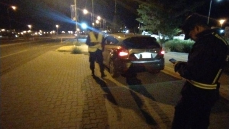 Tenía una orden de alejamiento contra su pareja: iba conduciendo con ella al lado