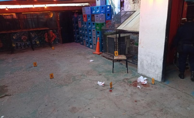 Se encontraba bebiendo en un bar cuando recibió un disparo
