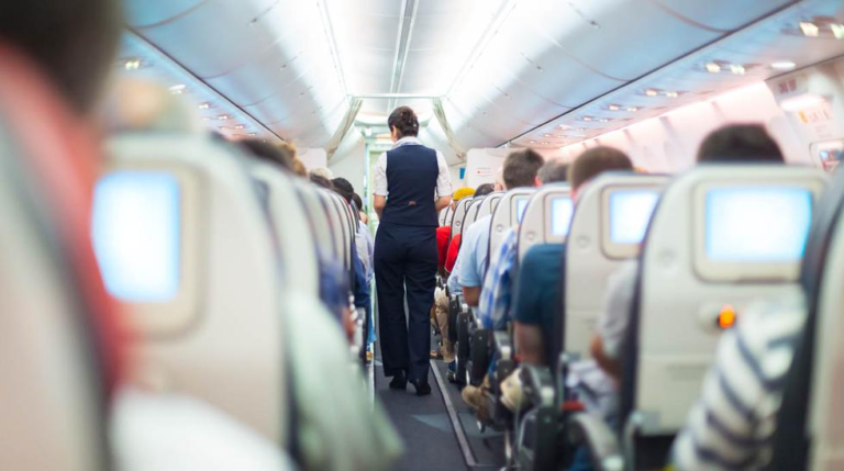 Hizo aterrizar un avión tras el desagradable comportamiento de otro pasajero