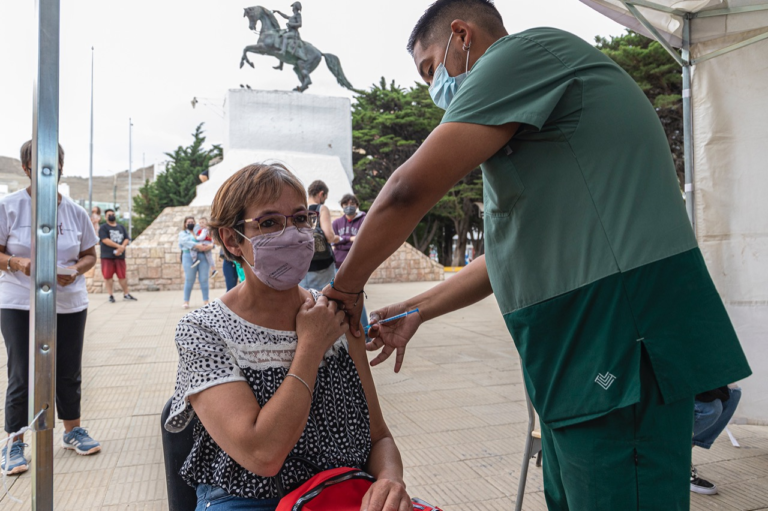 Aplican vacunas contra el covid y la hepatitis B en la Plaza San Martín