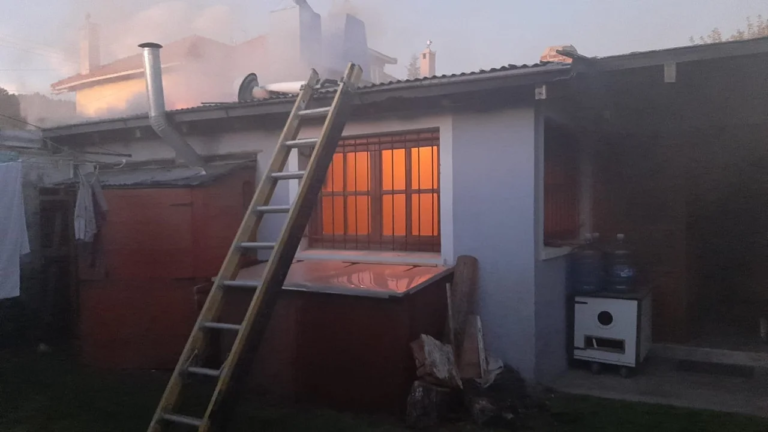 Estaba cocinando, se distrajo y se le incendió todo el quincho