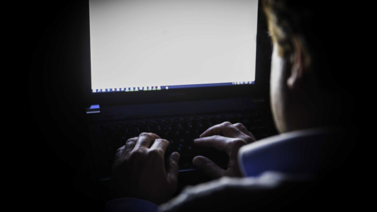 Dejó la computadora abierta y su compañera lo denunció por pornografía infantil