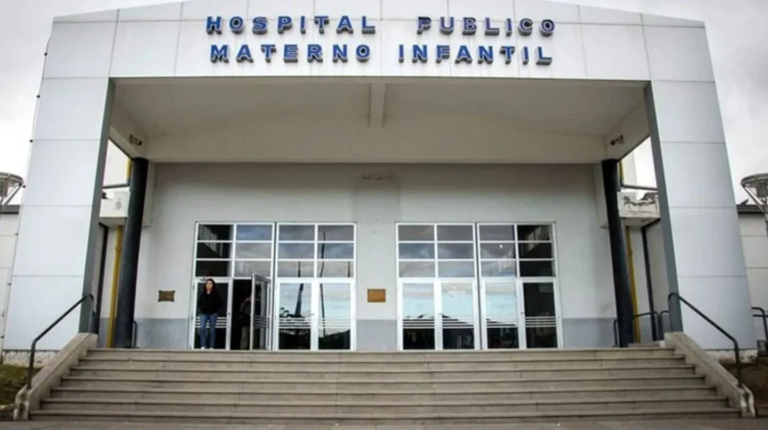 Viajaban con su bebé en moto, se les cayó y lo dejaron abandonado