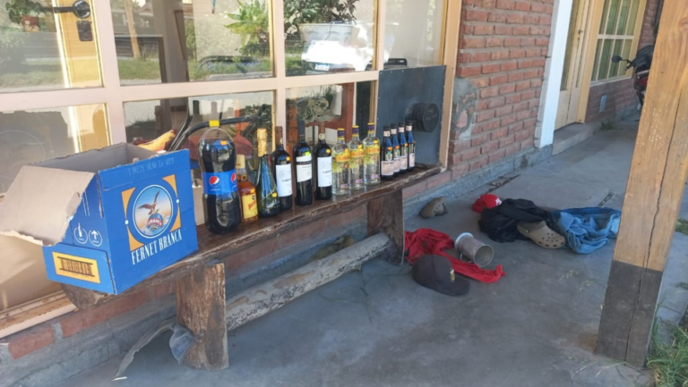 Sustrajeron bebidas de un supermercado y fueron atrapados por una cajera