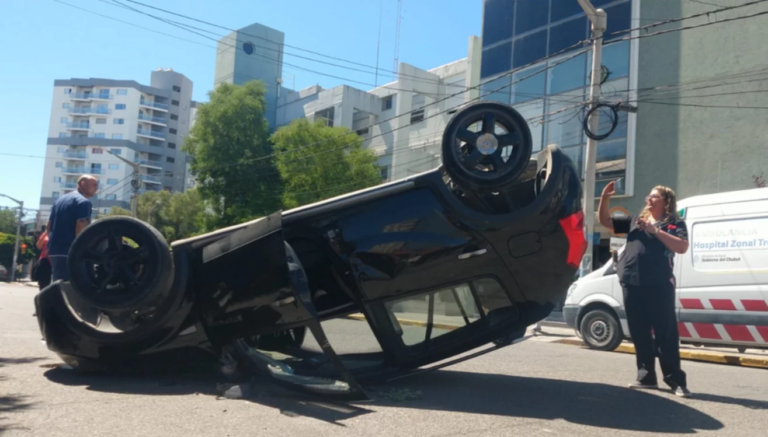 Una mujer embarazada esquivó un auto y volcó frente a un hospital
