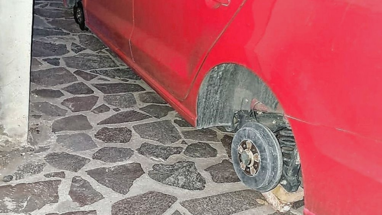 Le robaron las cuatro cubiertas del auto en el garaje de su casa